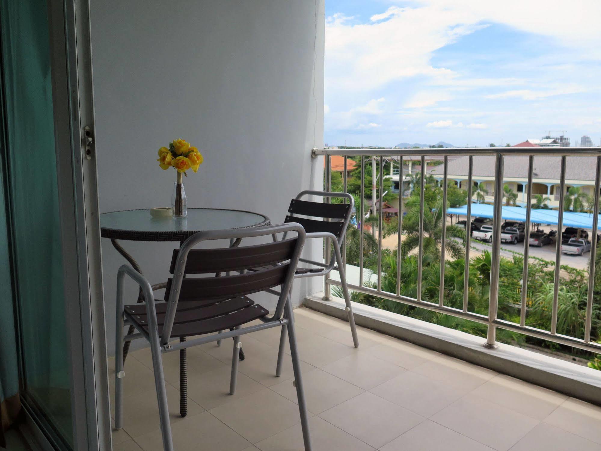 Oyo 829 Royal Thai Residence Pantai Jomtien Bagian luar foto